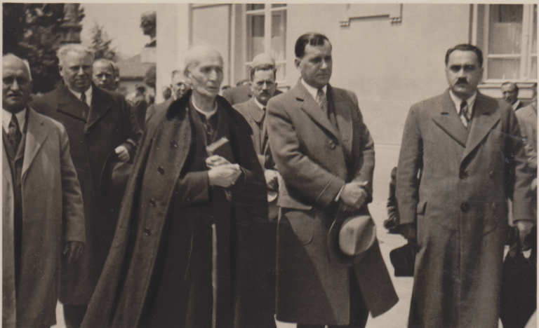 Andrej Hlinka (na snímke vľavo) v roku 1938. Zdroj: Pamätná izba Františka J. Fugu, obec Vinné