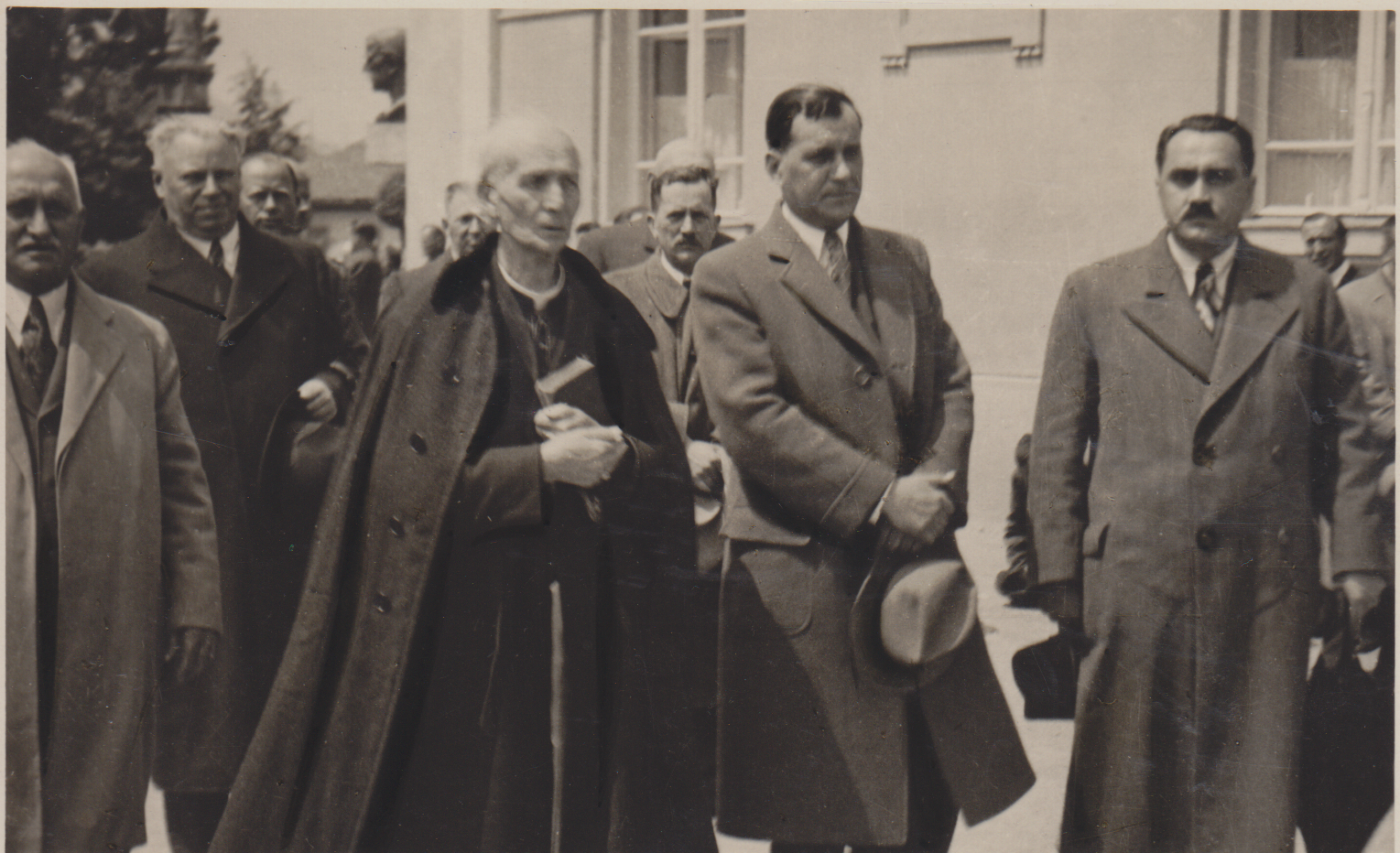 Andrej Hlinka (na snímke vľavo) v roku 1938. Zdroj: Pamätná izba Františka J. Fugu, obec Vinné