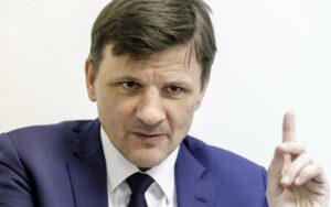 Čo prekáža druhej polovici národa a aké divadlo sa hrá v parlamente