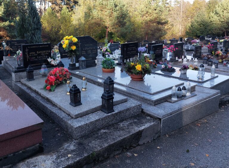 Práve teraz budú pietne miesta zažívať najväčší nápor návštevníkov. Foto: Vladimír Ondro