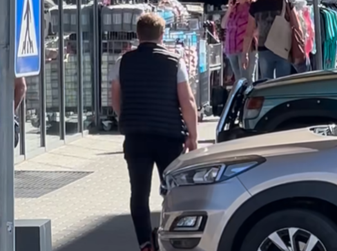 Muža zachytila kamera. Polícia pátra aj po svedkovi. Foto: Facebook