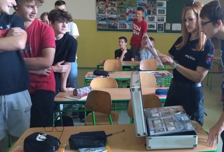 Policajtka Zuzka ukazovala žiakom rôzne zaujímavosti. Foto: Polícia-Žilinský kraj
