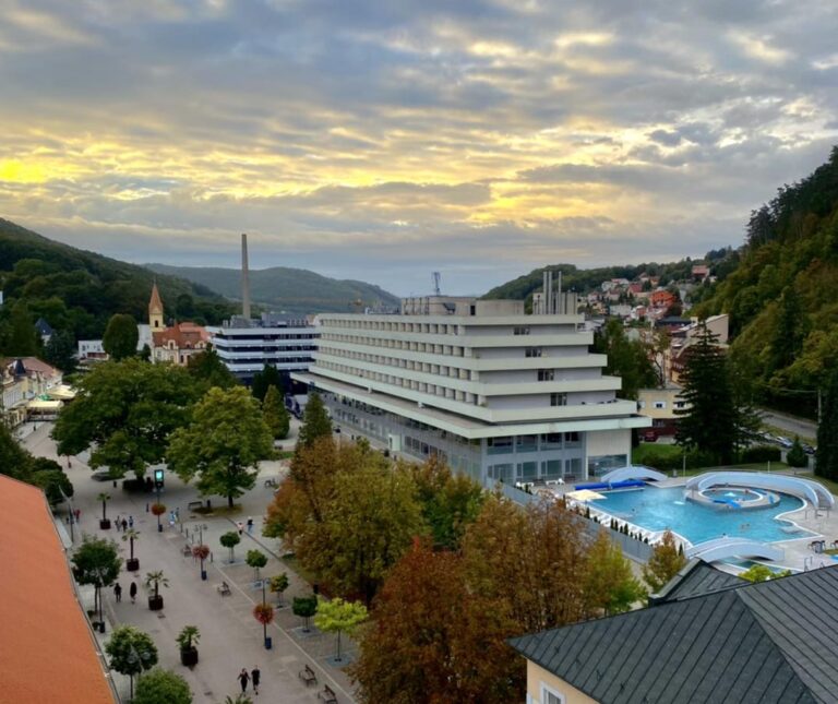 V Trenčianskych Tepliciach zbúrajú 80-metrový komín. Foto: Kúpele Trenčianske Teplice - Pravé kúpele/FB