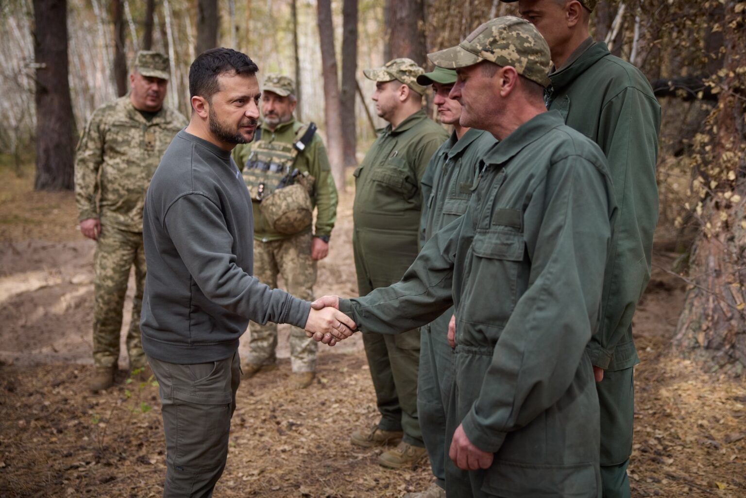 Volodymyr Zelenskyj zdraví vojakov. Foto: Facebook