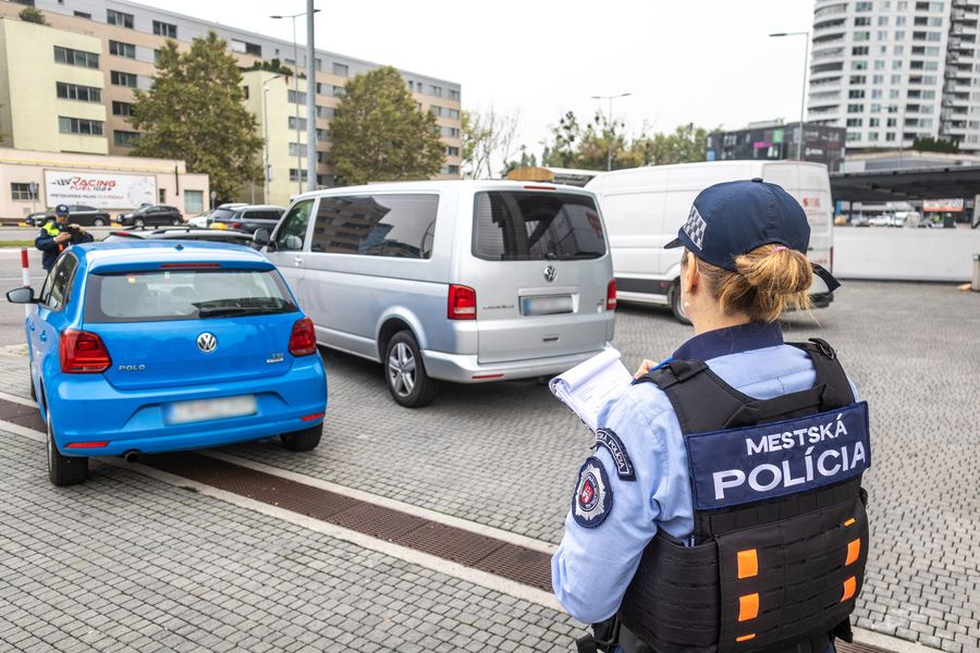 Na novelu zákazu parkovania na chodníkoch je množstvo názorov. Foto: Mestská polícia Bratislava.