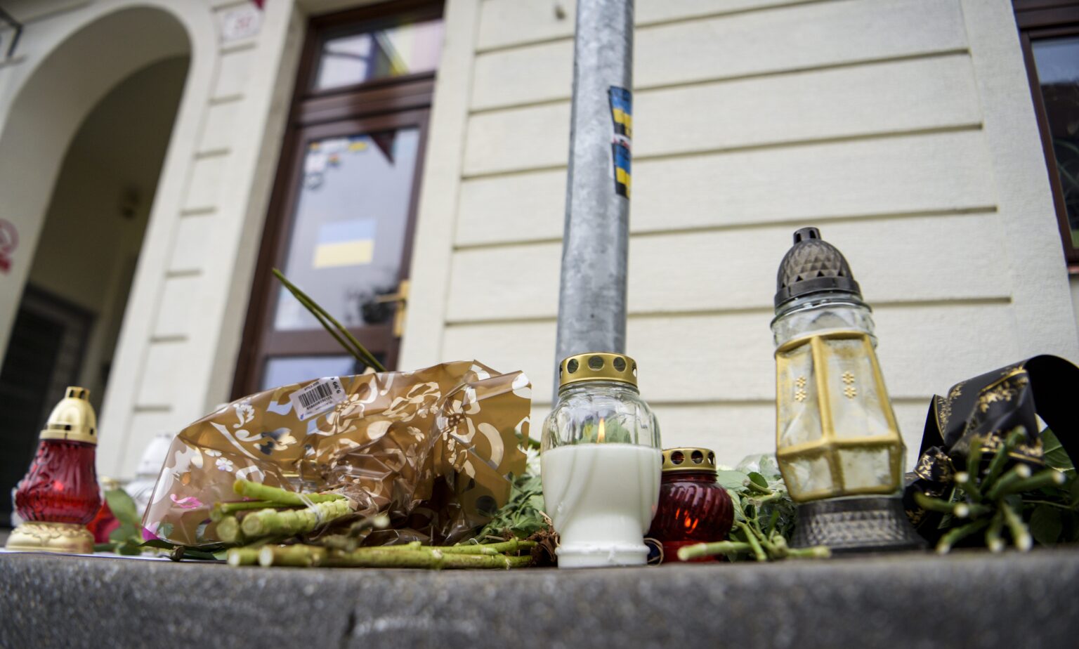 Sviečky a kvety sú položené pri mieste útoku na Zámockej ulici vo štvrtok 13. októbra 2022 v Bratislave. Foto: Pavol Zachar/TASR