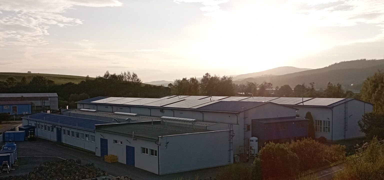 Spoločnosť osadila na strechu fotovoltaické články. Foto: David Markovič 