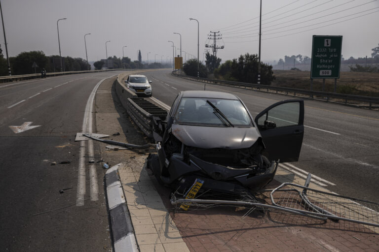 Nedeľa, autá poškodené pri útoku ozbrojencov Hamasu na ceste v izraelskom meste Sderot. Foto: Tamir Kalifa pre New York Times