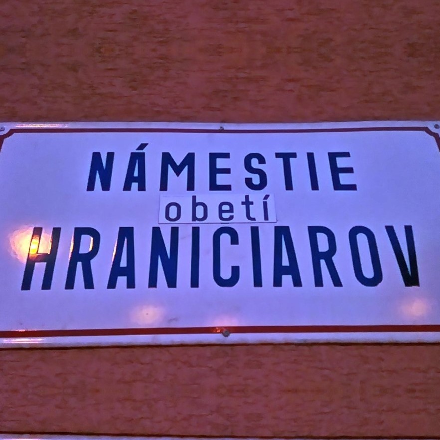 Vedec Martin Bednárik upravuje názvy kontroverzných ulíc. Foto: Námestie OBETÍ hraničiarov/FB.