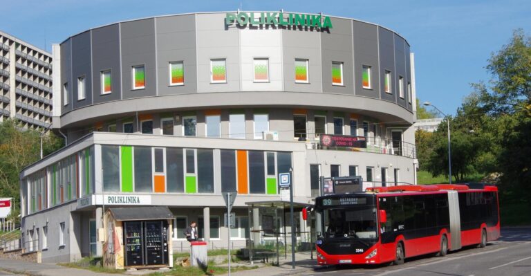 Počas Dušičiek a školských prázdnin posilní Dopravný podnik Bratislava linky najmä v okolí cintorínov. Foto: imhd.sk