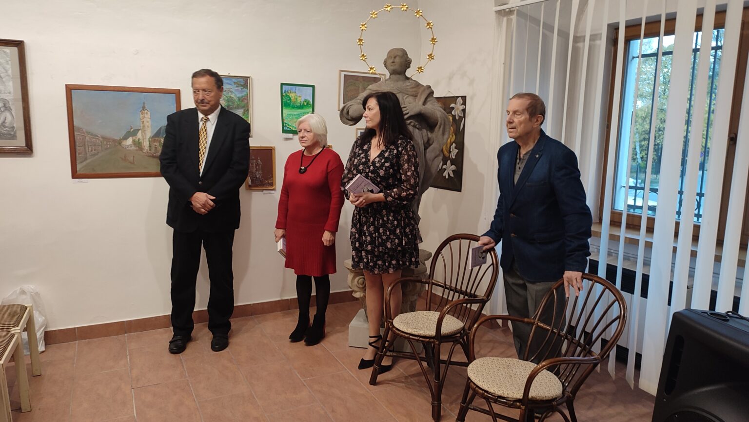 Uvedenie knihy o E. Blásym, zľava: predseda Klubu Veličanov Milan Hámor, riaditeľka Podtatranskej knižnice Monika Naštická, autori Inga Janigová a Mikuláš Argalács. Foto: Rastislav Ovšonka