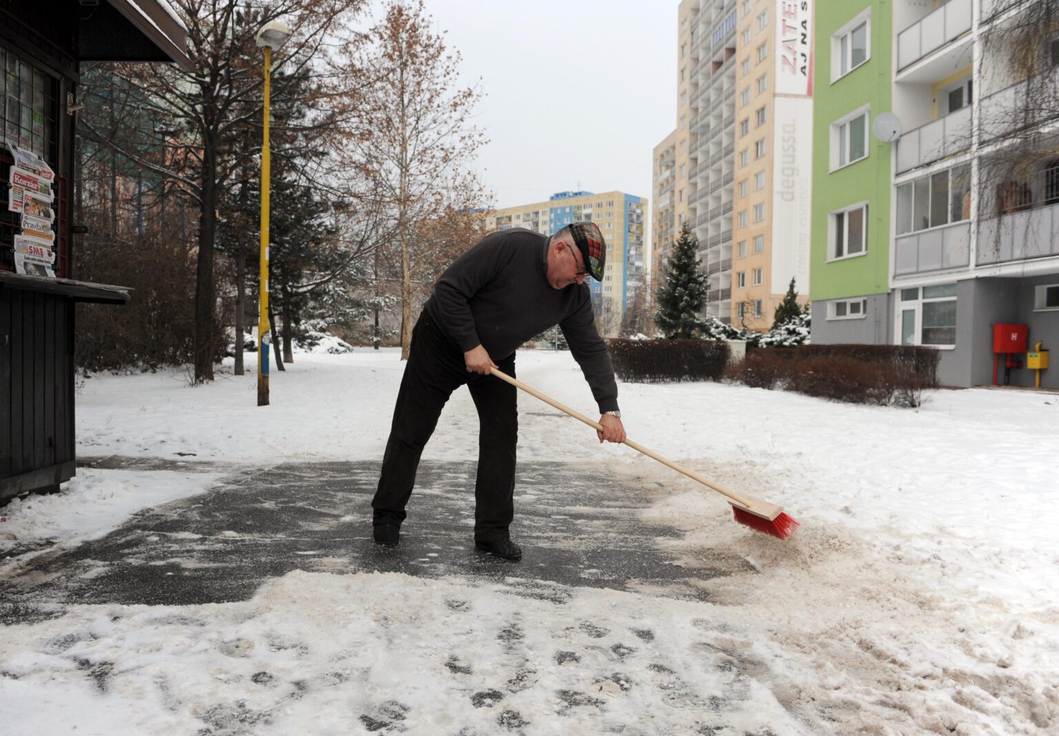 Aj počas tejto zimy si môžu záujemcovia adoptovať „svoj“ chodník a za jeho údržbu dostanú od mesta odmenu. Foto: Mesto Košice