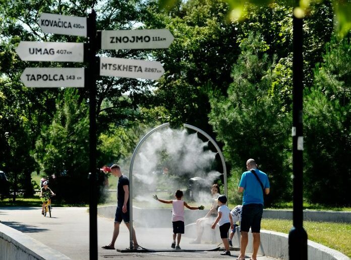 Vodné rozprašovače prinášajú príjemné ochladenie počas horúcich dní. Foto: www.bratislavskykraj.sk