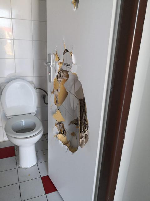 Zničené dvere na seneckej autobusovej stanici. Foto: Mesto Senec.