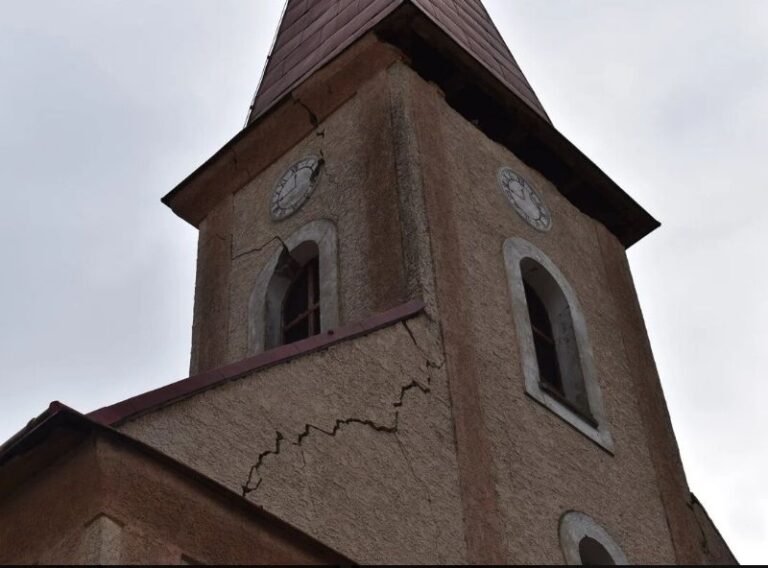 V obci Jankovce zemetrasenie poškodilo kostol. Zdroj: Korzár/Jana Otriová