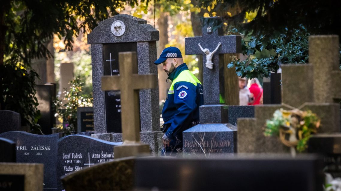 V týchto dňoch a aj počas Dušičiek bude na bratislavských cintorínoch zvýšený počet mestských policajtov. Foto: Mestská polícia Bratislava.