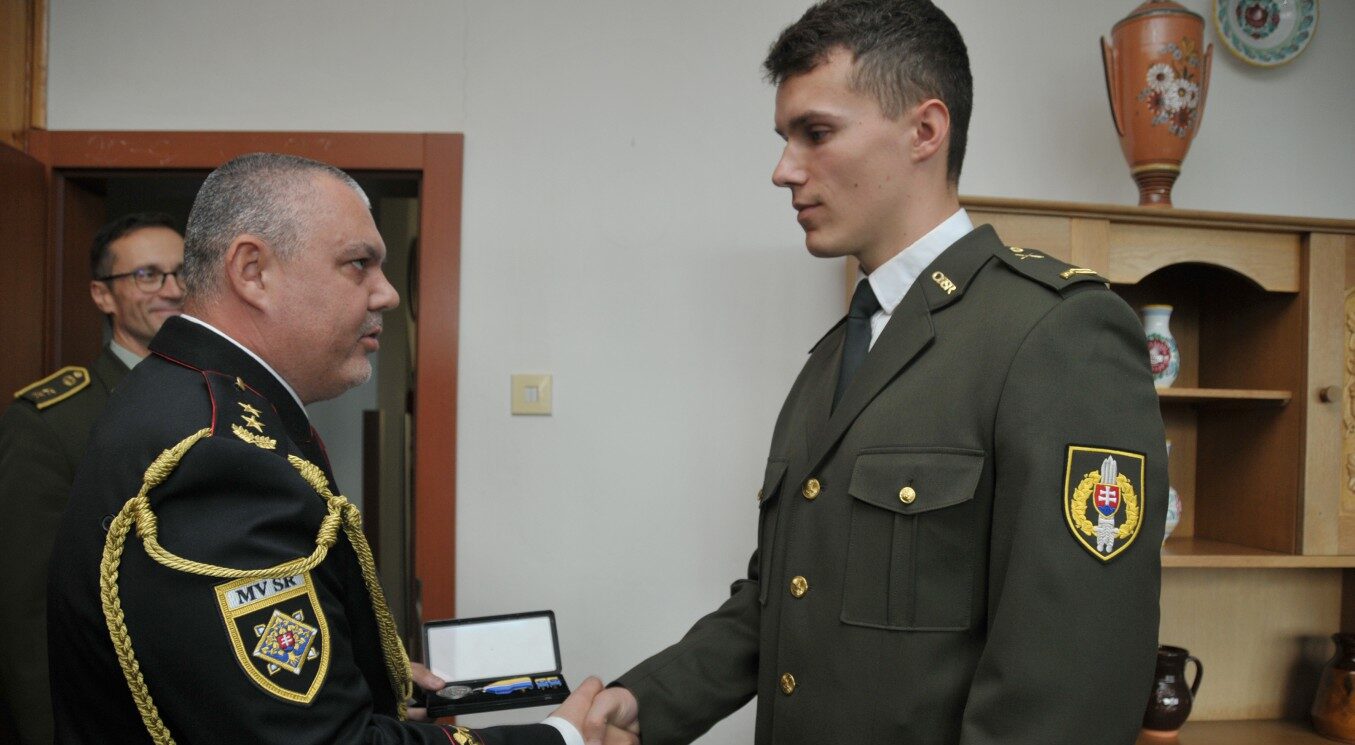 Kadet Dominik Jurko pri preberaní ocenenia. Foto: FB Akadémia OS