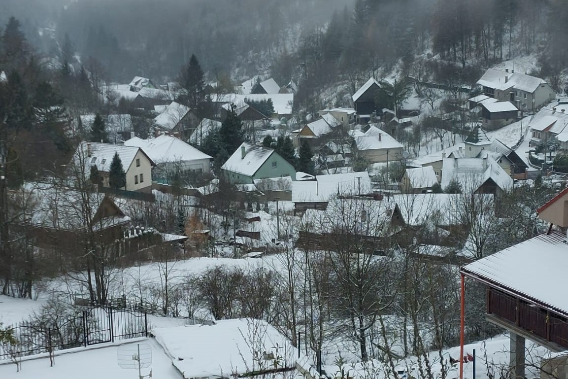 Obec Čremošné učupená v horách. Foto: ZCH