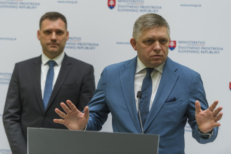 Zľava Tomáš Taraba a  Robert Fico. Foto:  Jaroslav Novák/TASR
