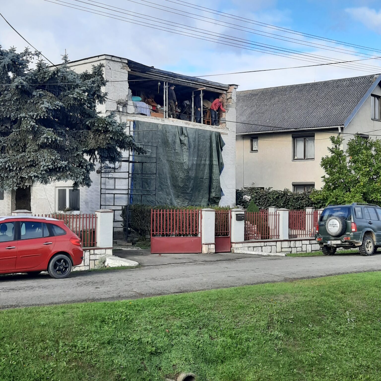 V epicentre zemetrasenia v Ďapalovciach začali s opravami už týždeň po zemetrasení. Foto: Redakcia