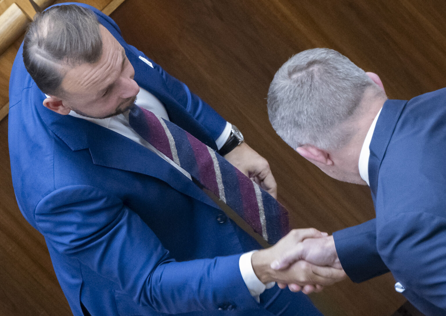 Minister vnútra Matúš Šutaj Eštok (Hlas) a vpravo predseda vlády SR Robert Fico (Smer). Foto: TASR/AP