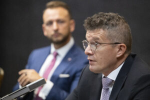 Zurian: Košický policajt začal biť muža taktickou rukavicou hneď, ako k nemu prišiel