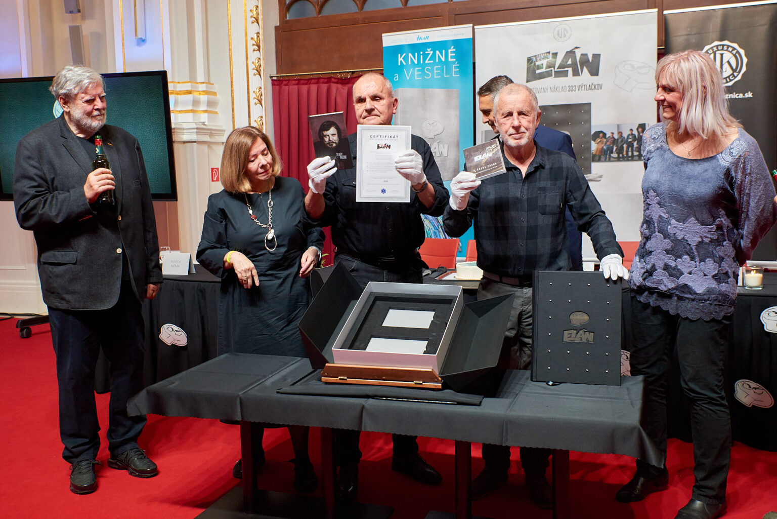 Pri uvedení knihy Elán nechýbal zľava Boris Filan, členka predstavenstva Ikar Gabriela Belopotocká, Jožo Ráž, generálny riaditeľ Ikar Marek Néma, Ján Baláž a Marcela Titzlová. Foto: Ján Taufer