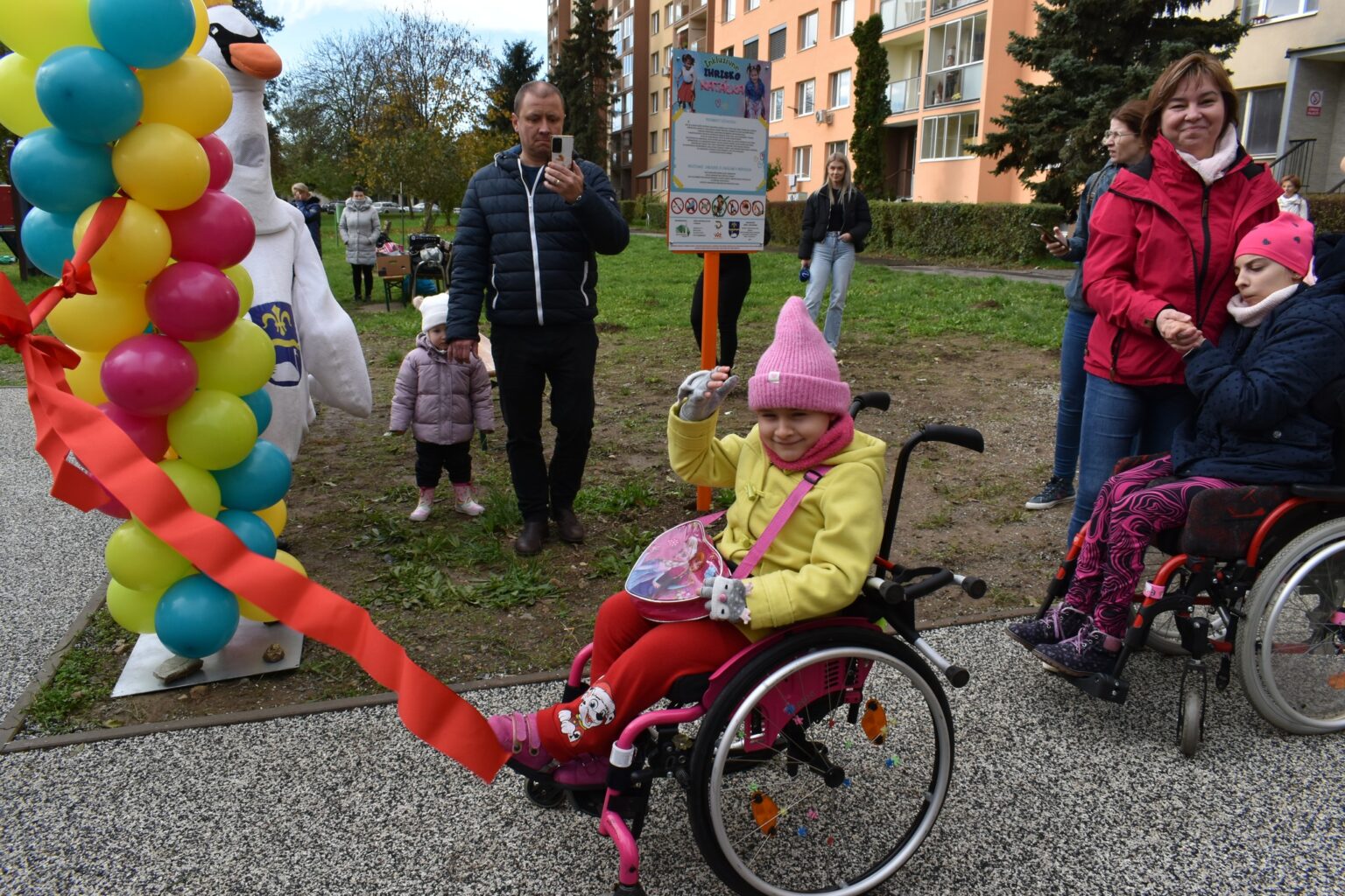 Podnet na výstavbu špeciálneho ihriska vyšiel od mamky malej Natálky. Foto: FB MČ Košice Nad jazerom