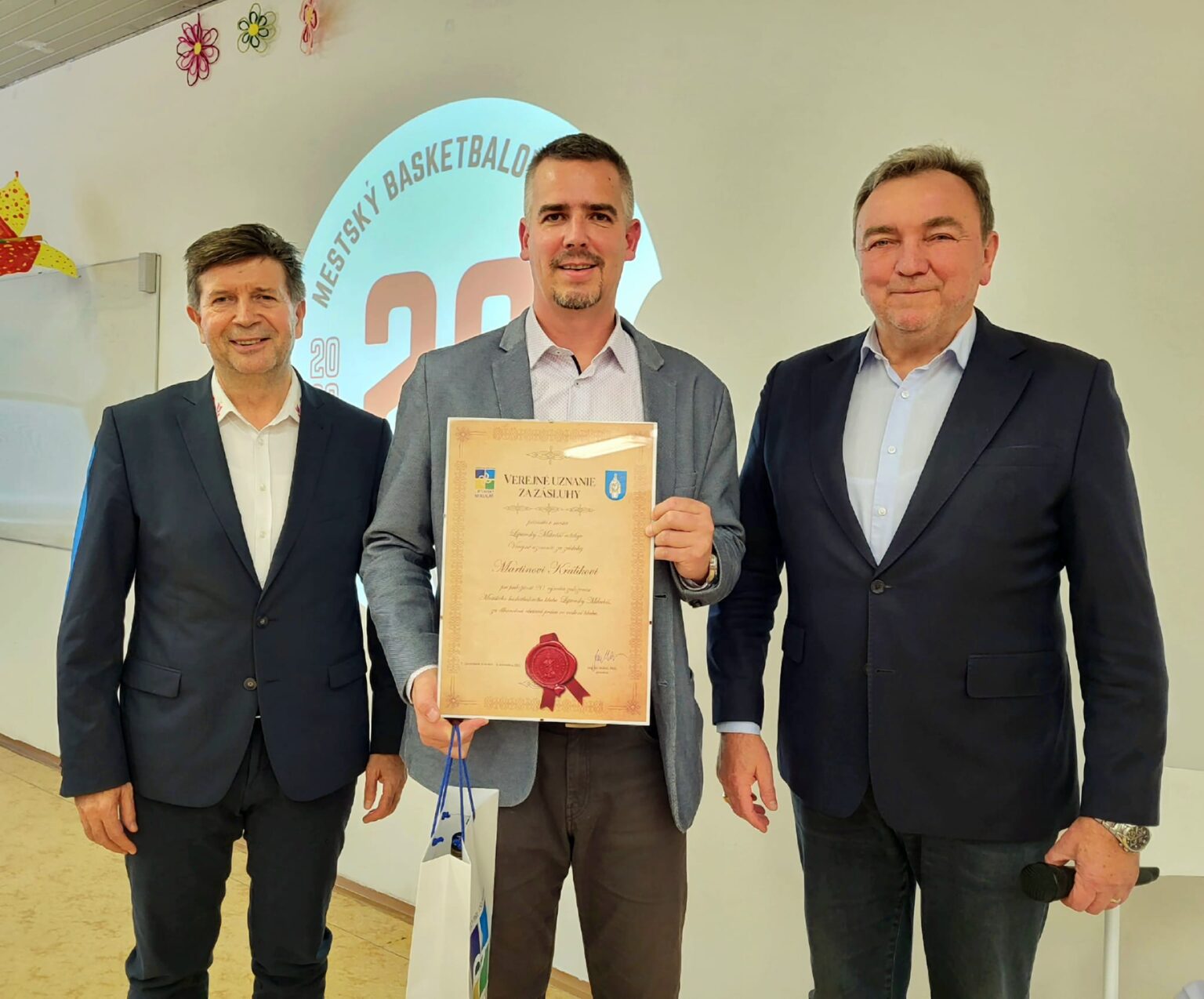 Martin Králik preberá uznanie za zásluhy od primátora. Foto: mesto Liptovský Mikuláš 