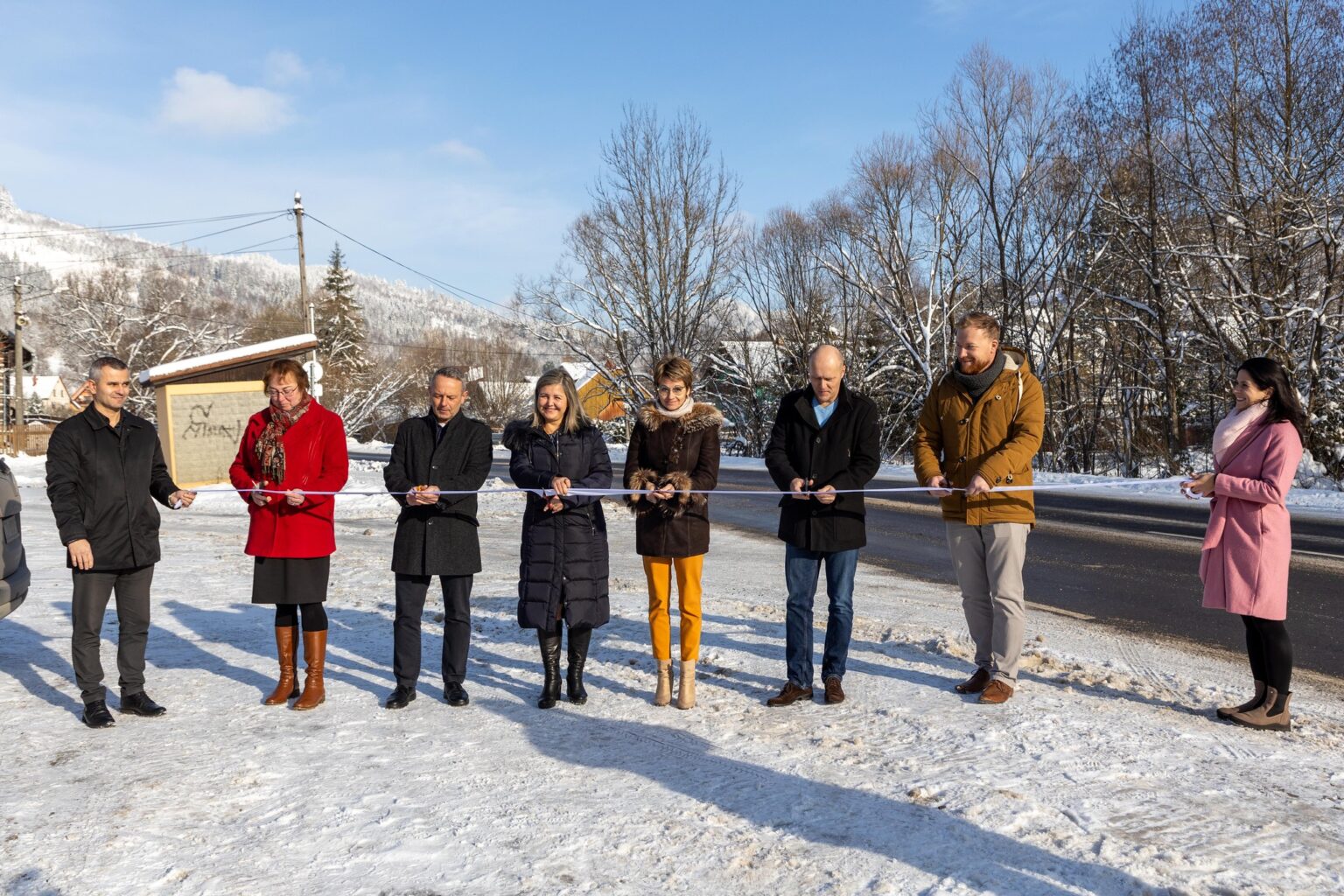 Zrekonštruovanú cestu slávnostne prestrihli a pre vodičov otvorili. FOTO: ŽSK