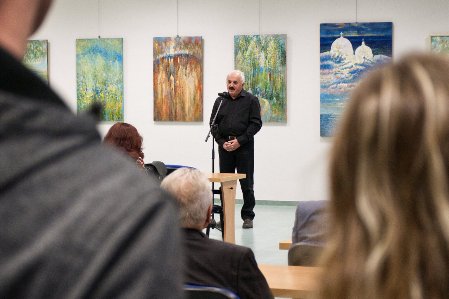 V univerzitnej knižnici vystavuje umelec Ján Bartko. Foto: PU