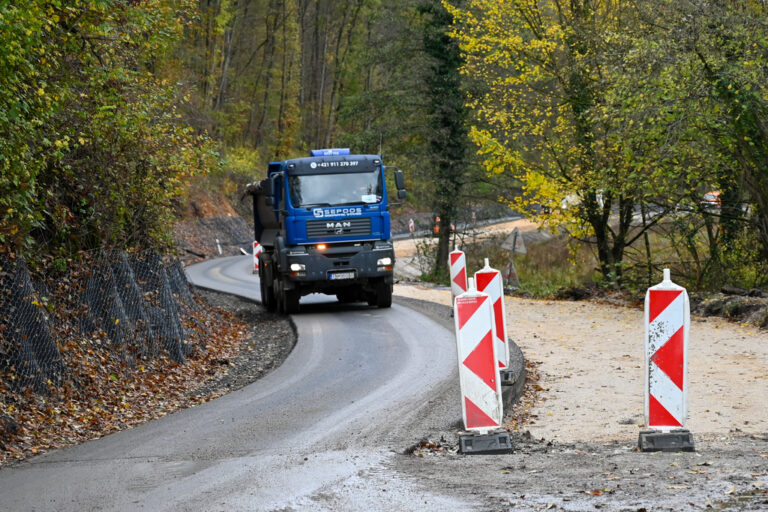 Už o pár dní dokončia tretiu etapu prác na ceste z Trenčianskej Teplej do Dežeríc. Foto: tsk.sk