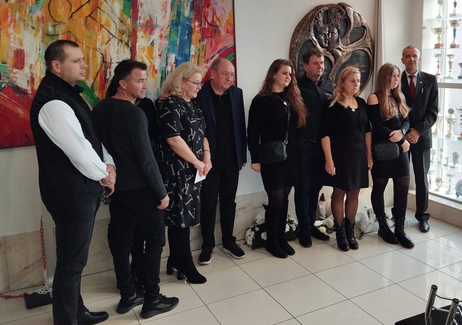 Najbližšia rodina obetí pri spomienkovej tabuli. Prítomný bol aj spisovateľ Daniel Hevier (štvrtý zľava). Foto: Ján Vida.  