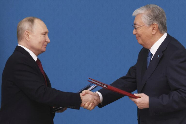 kazašský prezident Kasym-Žomart Tokajev a ruský prezident Vladimir Putin si vymieňajú podpísané dokumenty po rokovaní v prezidentskej rezidencii Akorda v Astane v Kazachstane vo štvrtok 9. novembra 2023. Foto: TASR/AP