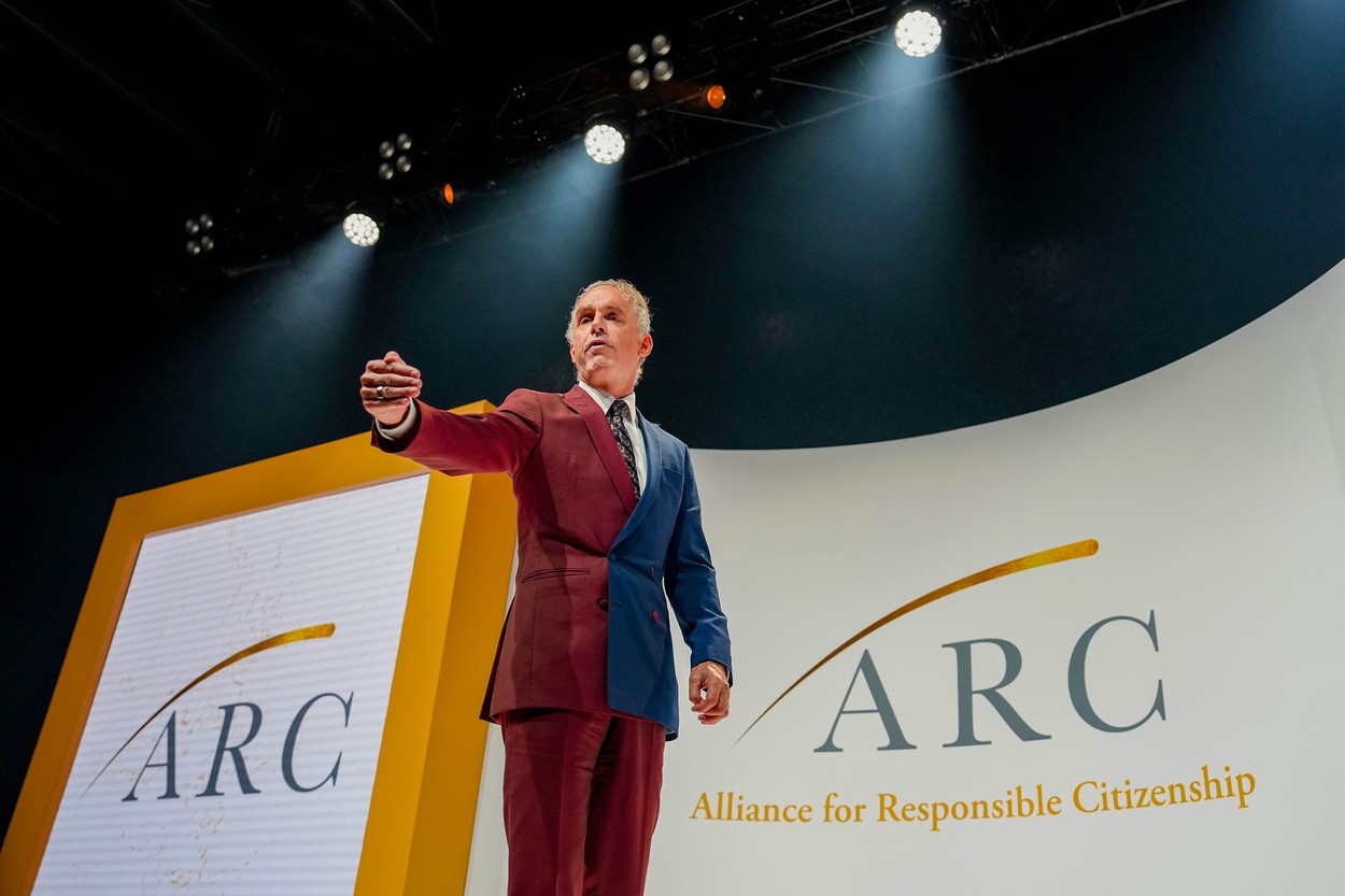 Jordan Peterson počas konferencie The Alliance For Responsible Citizenship. Foto: Profimedia 