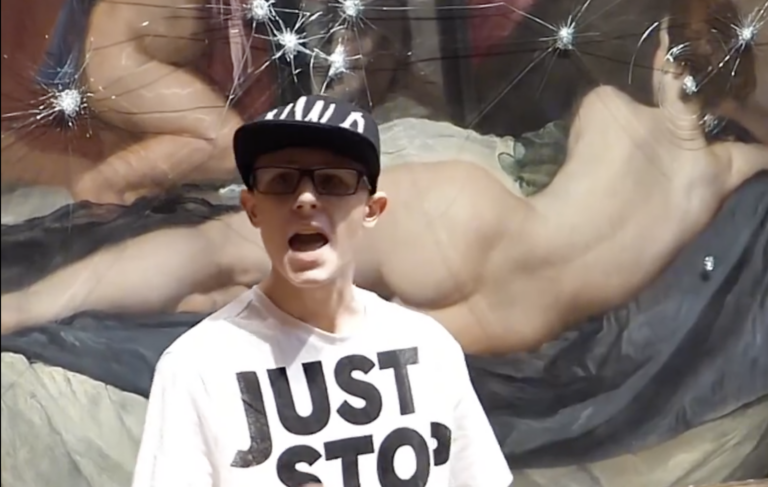 20-ročný aktivista zo skupiny Just Stop Oil Harrison v Londýnskej národnej galérii pred obrazom španielskeho barokového maliara Diega Velázqueza Venušina toaleta. Zdroj: FB Just stop oil