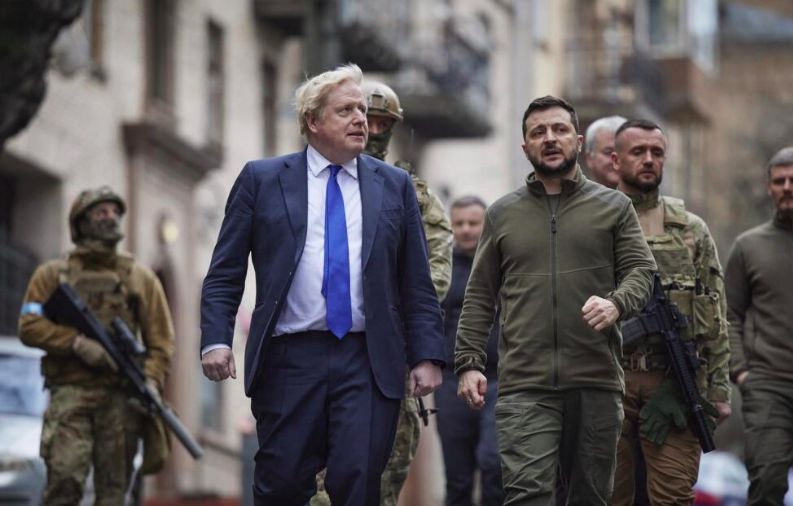 Boris Johnson a Volodymyr Zelenskyj. Foto: TASR/AP