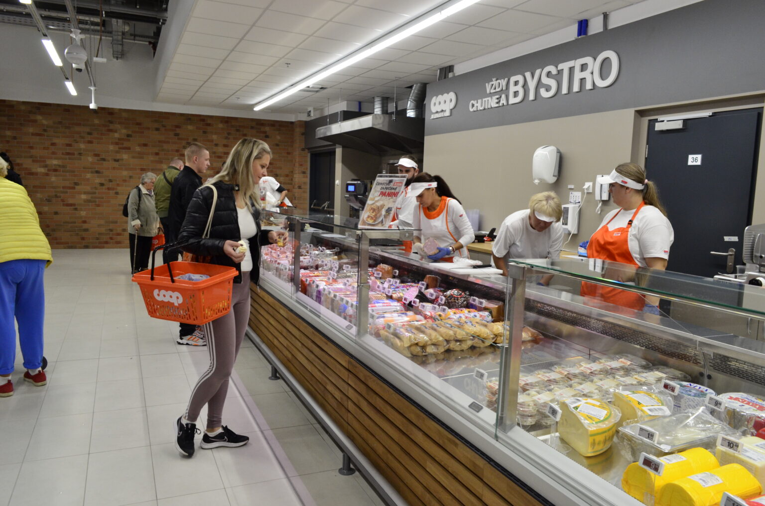 Obslužný pult s  chladenými výrobkami a teplými jedlami. Foto: COOP Jednota Nové Zámky