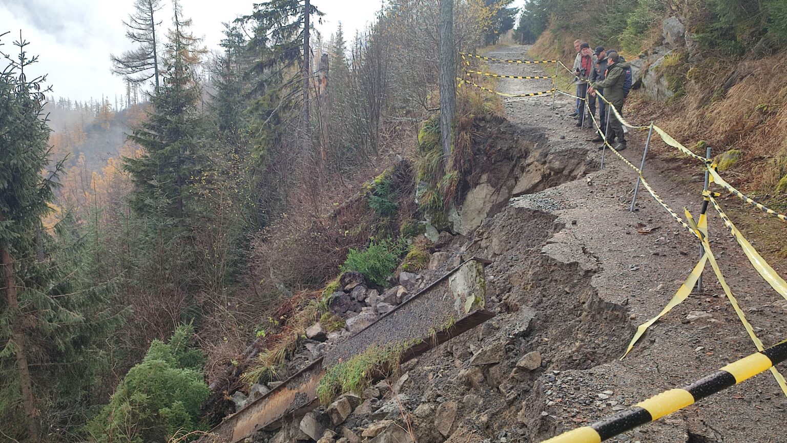 Zosuv chodníka nad Hrebienkom. Foto: Rastislav Ovšonka
