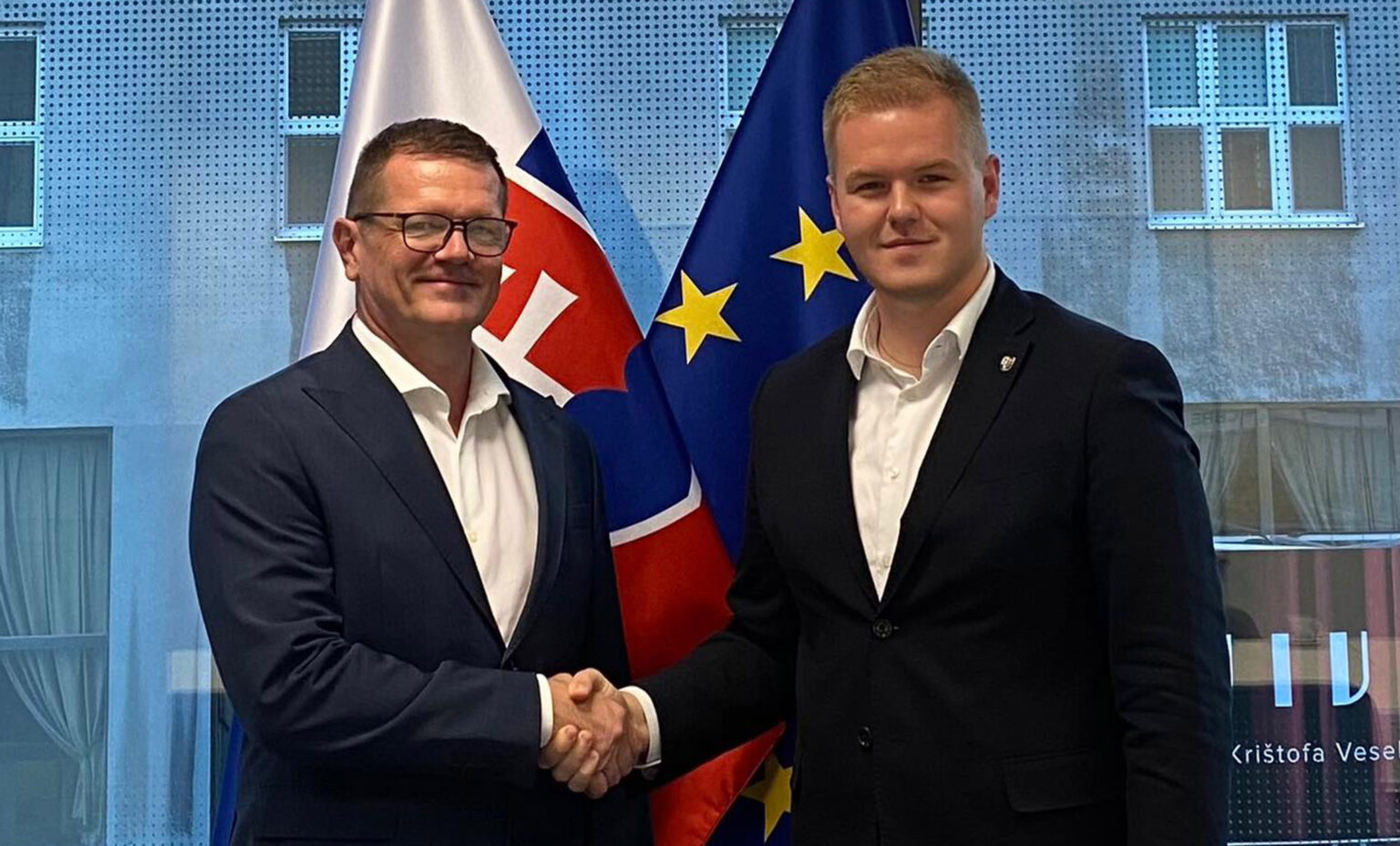 Michal Bartek (na snímke vpravo) bol v minulom období asistentom poslanca Petra Kmeca (vľavo). Už onedlho si vyskúša poslancovanie na vlastnej koži. Foto: FB M. Bartek