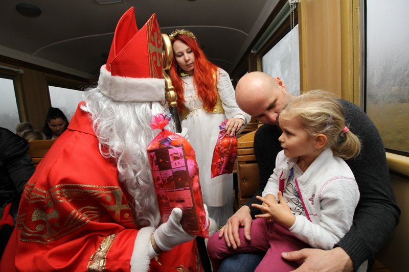 Mikuláš obdaruje deti z východu priamo za jazdy. Foto: Detská železnica Košice, o.z.