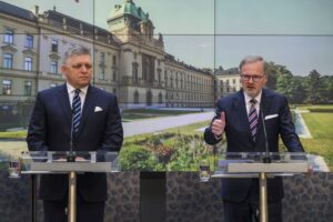 Prieskum: Väčšina Čechov aj Slovákov si myslí, že Fico háji národné záujmy lepšie ako Fiala