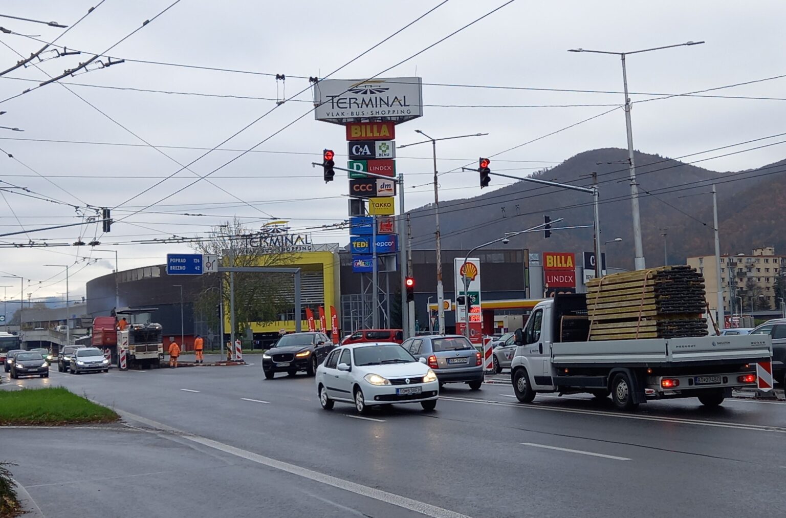 Frekventovaná križovatka s cestou k Smrečine pri obchodnom centre Terminal v Banskej Bystrici. Foto Mário Kaprálik

