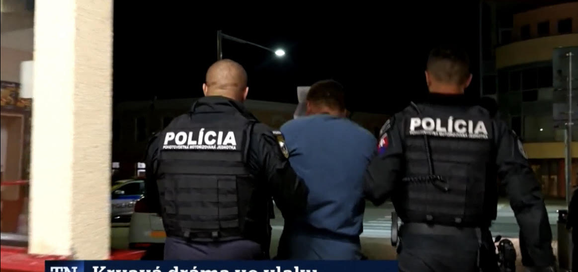 Polícia odvádza Mateja zo súdu do väzby. Foto: TV Markíza