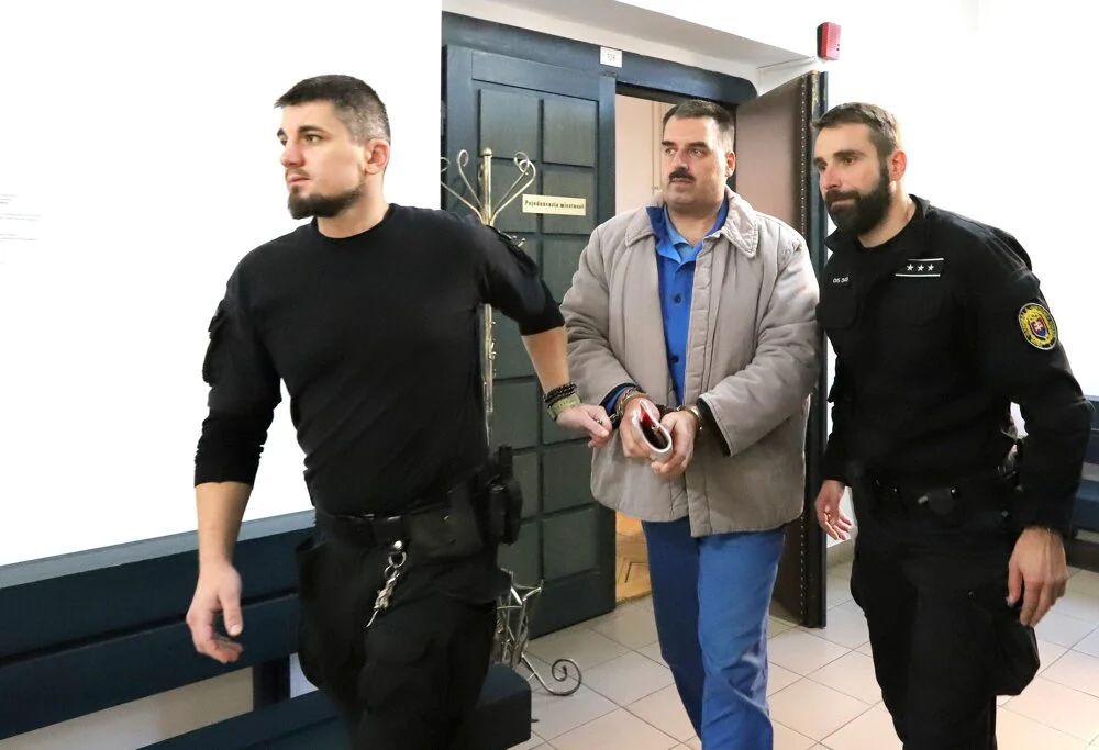 Branislava Pašku eskortovali na súd v putách. Foto: TASR/Ján Krošlák