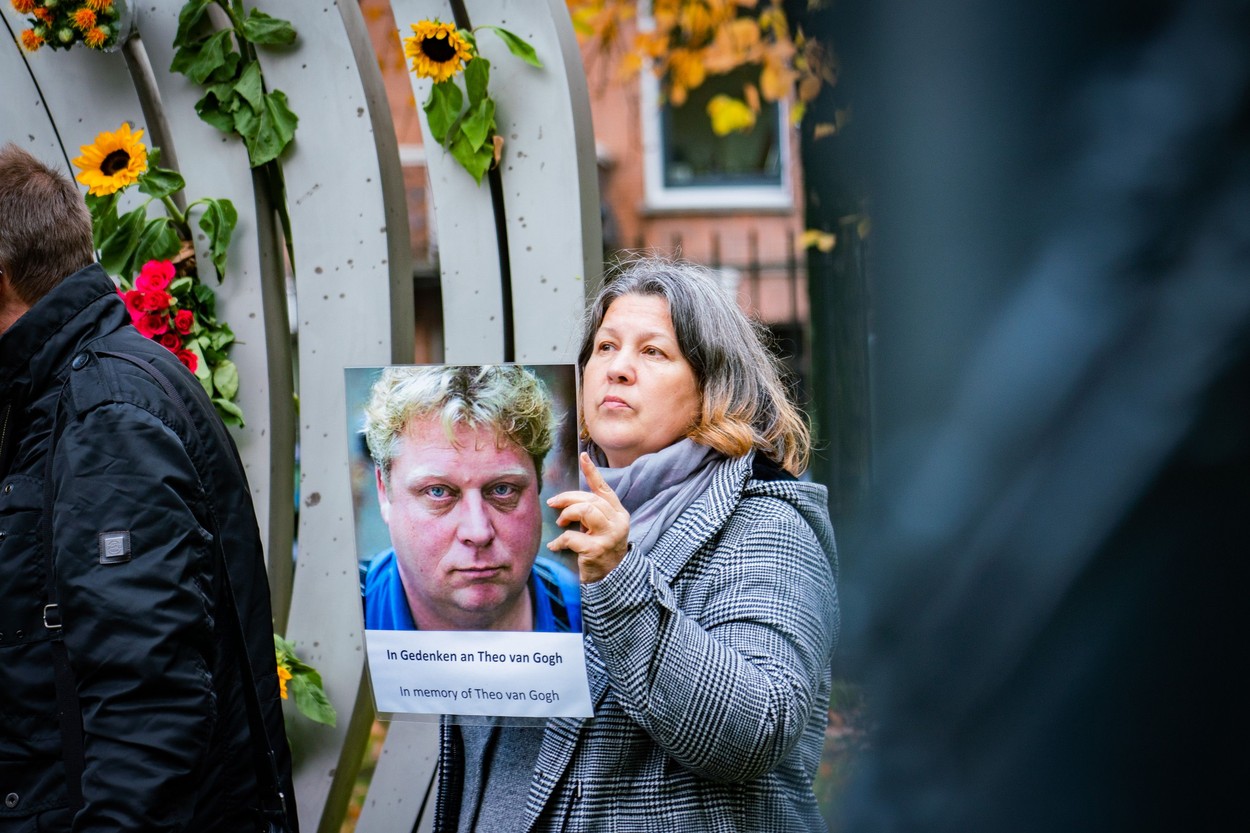 Žena s fotkou zavraždeného režiséra Thea Van Gogha. Foto: Profimedia.sk