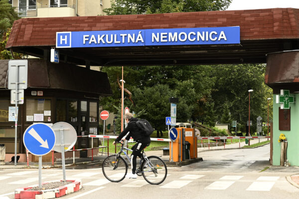 Trenčianska nemocnica stále bojuje s nedostatkom parkovacích miest. Našla však možné riešenie. Ilustračné foto: Radovan Stoklasa/TASR