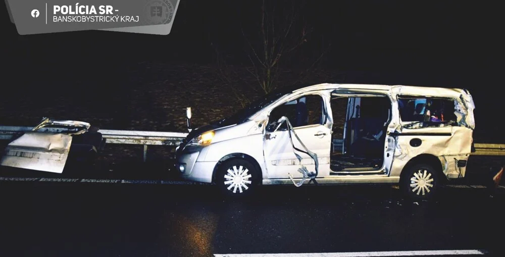 V dodávke bolo okrem vodiča aj šesť spolujazdkýň. Foto: FB Polícia SR BB