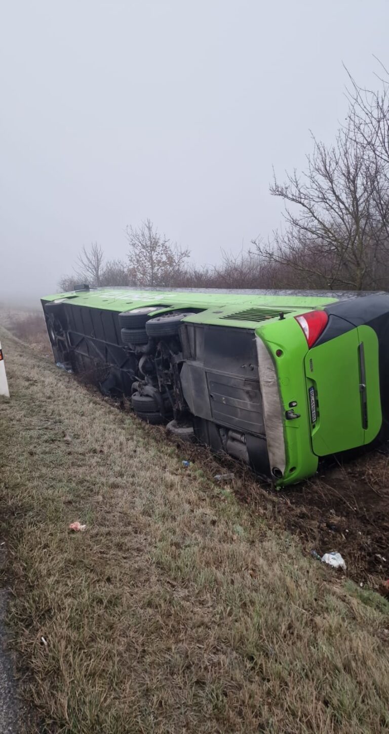 Autobus sa prevrátil, zranených je viacero. Foto: Polícia SR Košický kraj