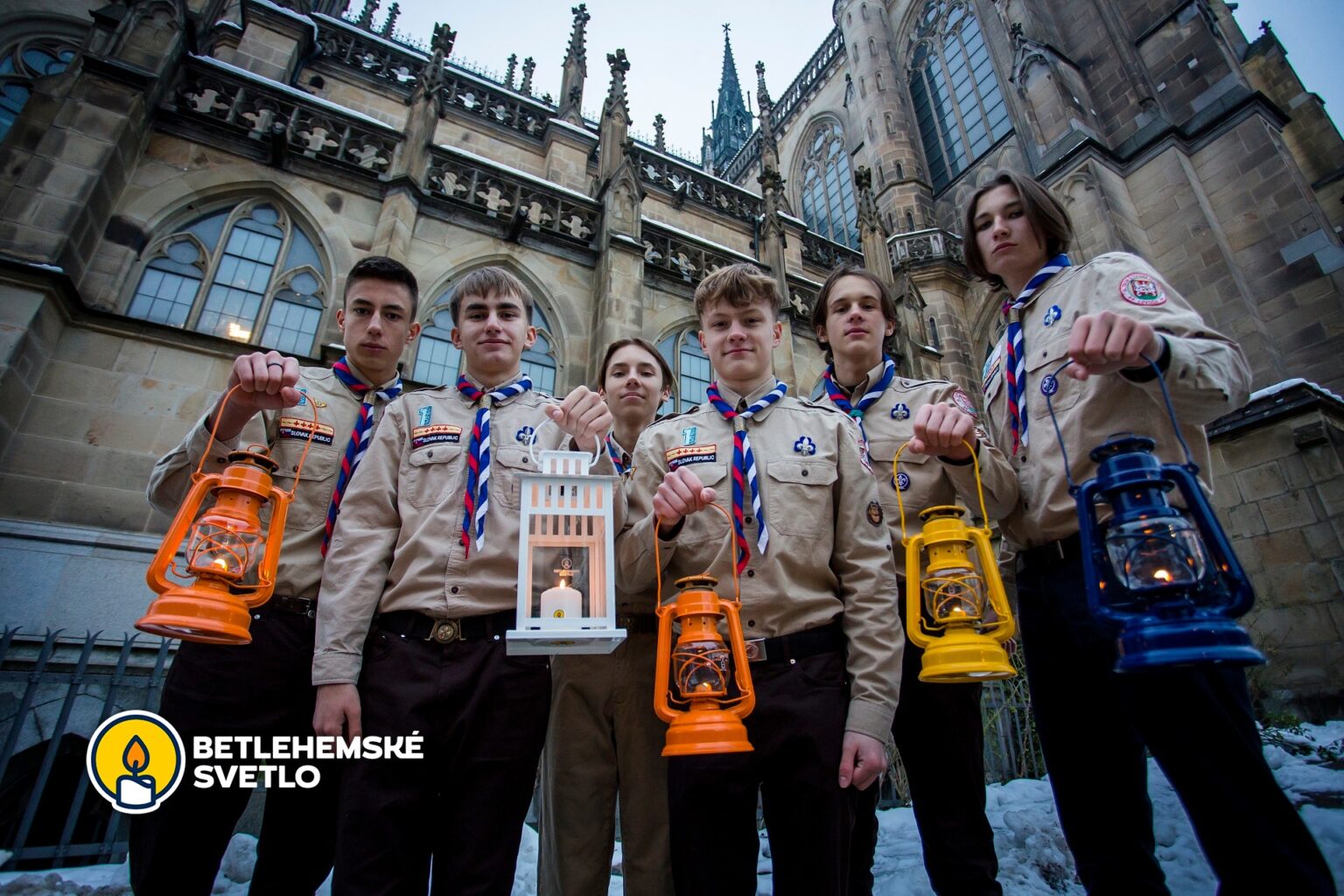 Betlehemské svetlo je už na Slovensku. Skauti ho priniesli z rakúskeho Linzu. Foto: Slovenský skauting